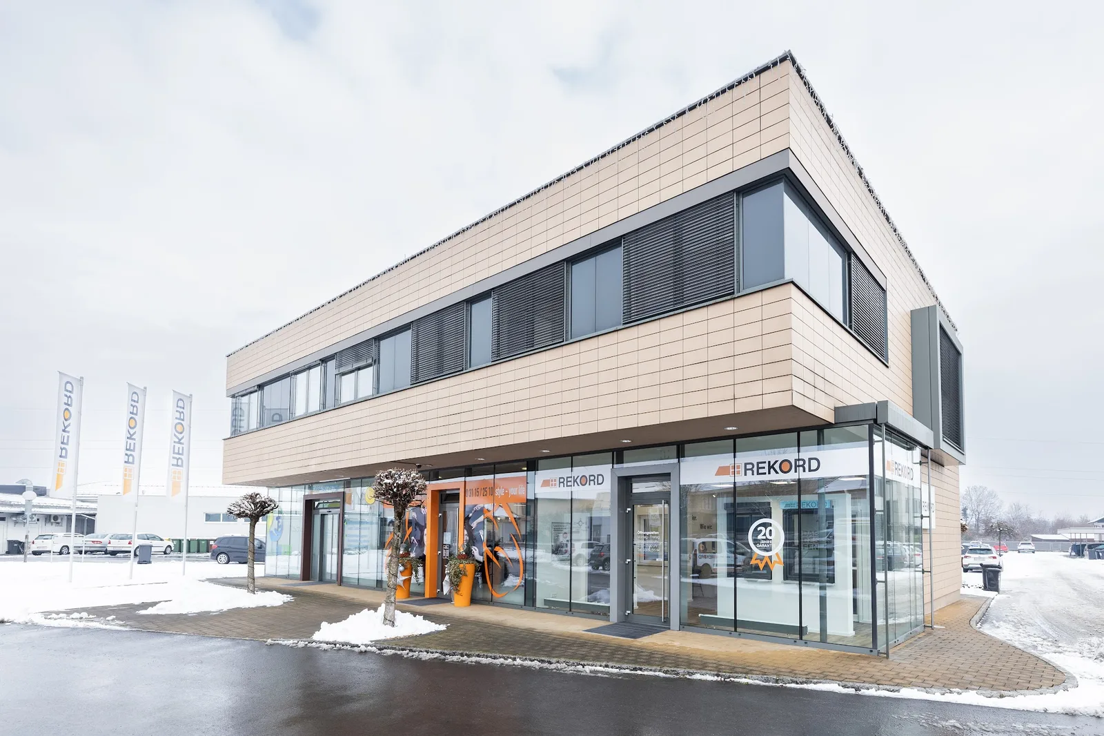 Außenansicht des REKORD Schauraums in Studenzen im Winter