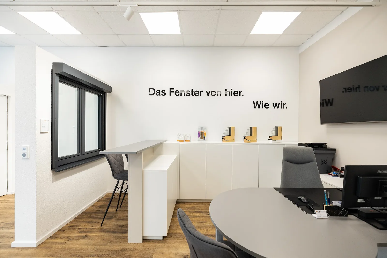 Beratungsbereich im Schauraum mit einem ausgestellten Fenster