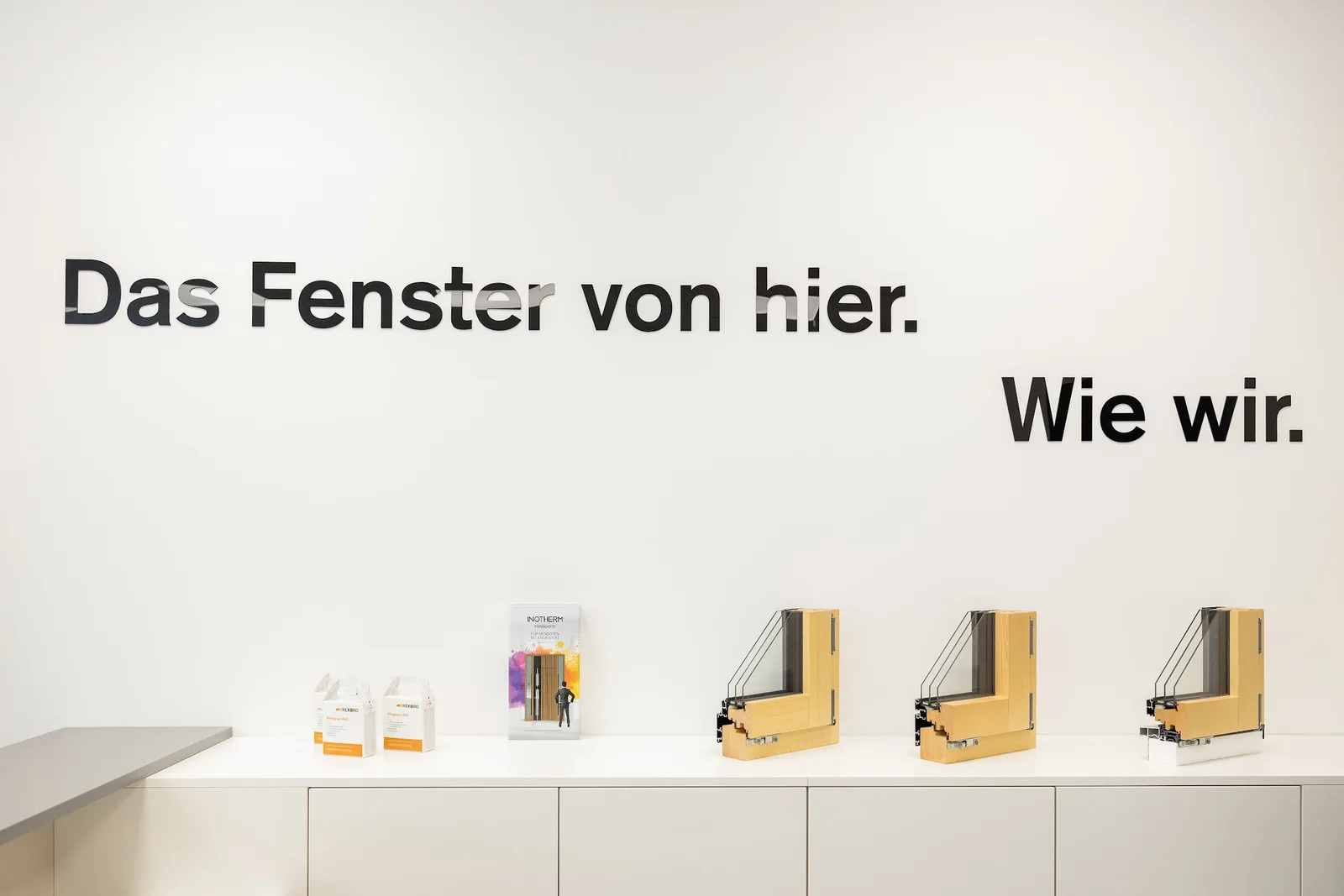 Fensterprofile und der Satz Das Fenster von hier. Wie wir. im Schauraum