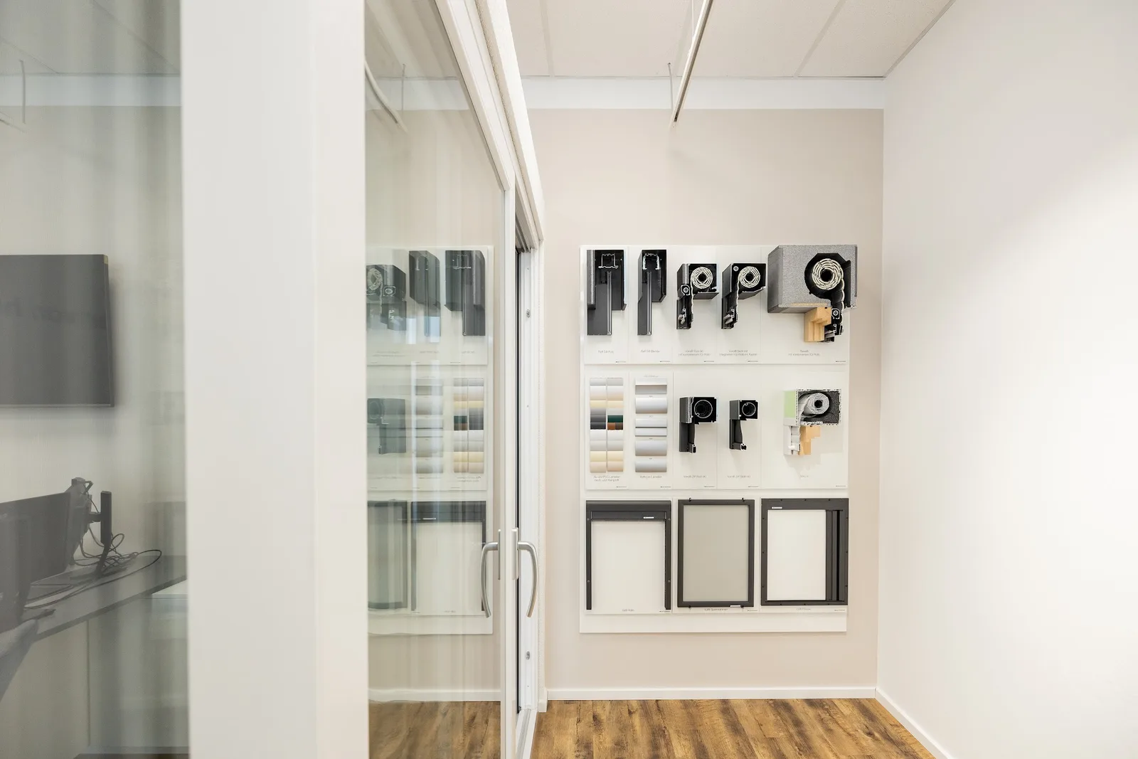 Fenster und Sonnenschutzprofile an einer Musterwand im Schauraum