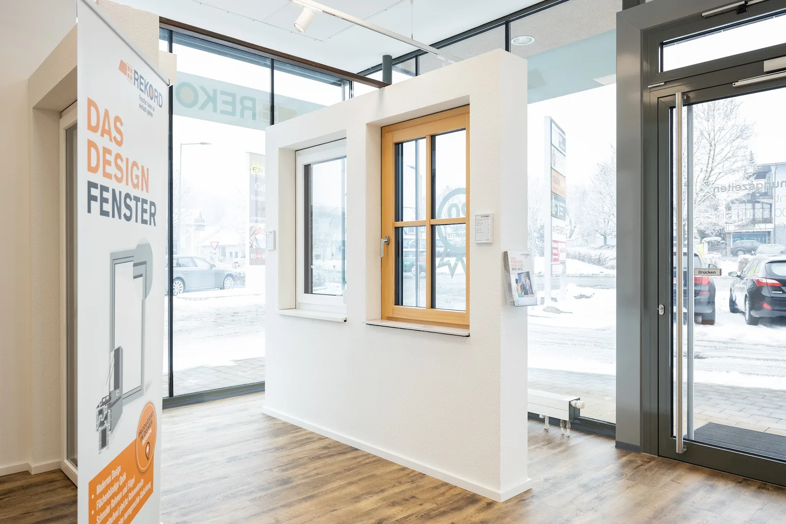 Ausgestellte Designfenster, Holzfenster und Eingangstür im Schauraum