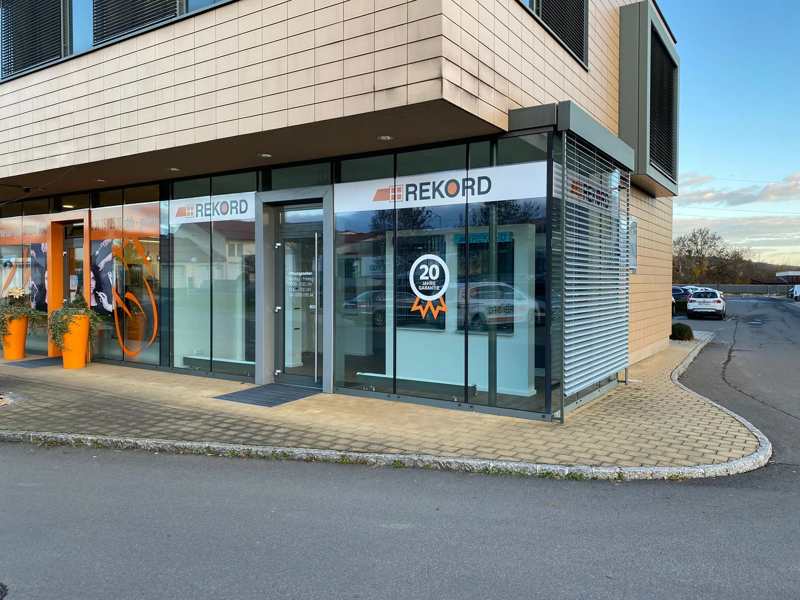 Eingang des REKORD Fenster Standorts in Studenzen